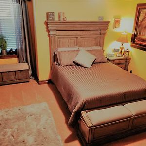 Deluxe Queen Suite